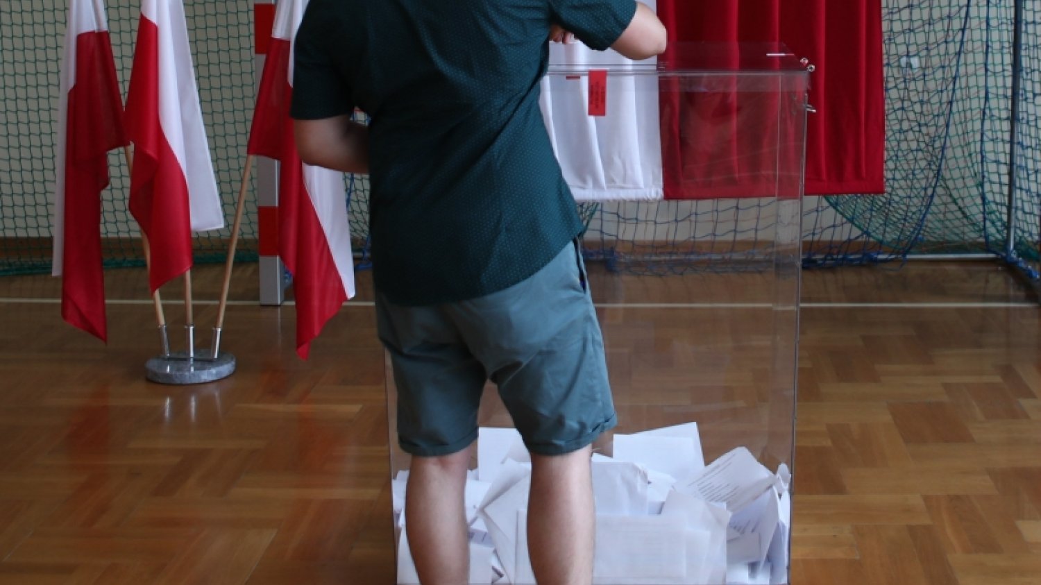 W jednym z lokali wyborczych w Bytomiu na gorącym uczynku złapano członka komisji, który do każdego głosu oddanego na Trzaskowskiego popisywał drugi "krzyżyk" na S. Żółtka, czyniąc go nieważnym. Zdjęcie ilustracyjne. Wybory 2020. Fałszowanie kart wyborczych w Bytomiu.
