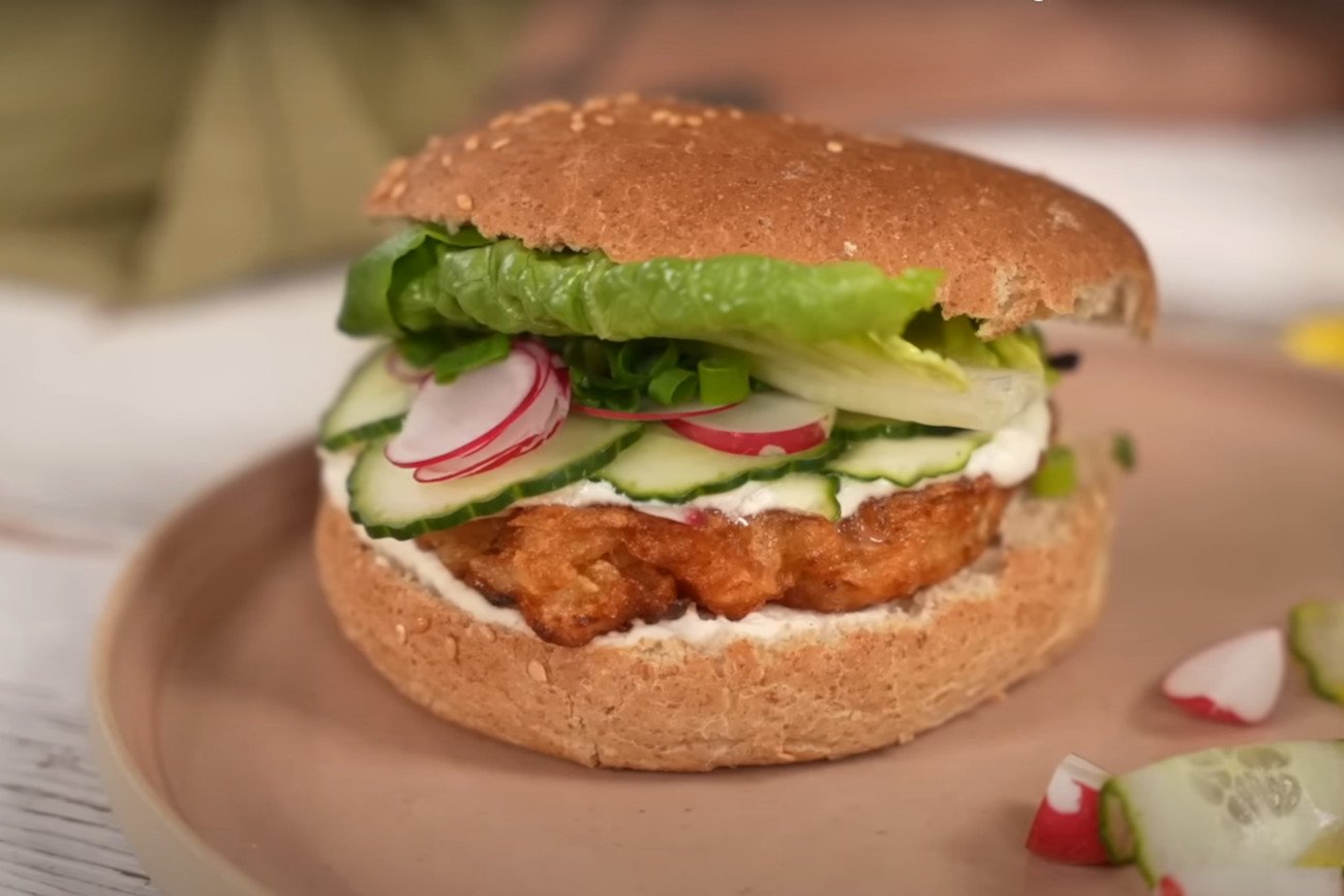 burger śniadaniowy z plackiem ziemniaczanym