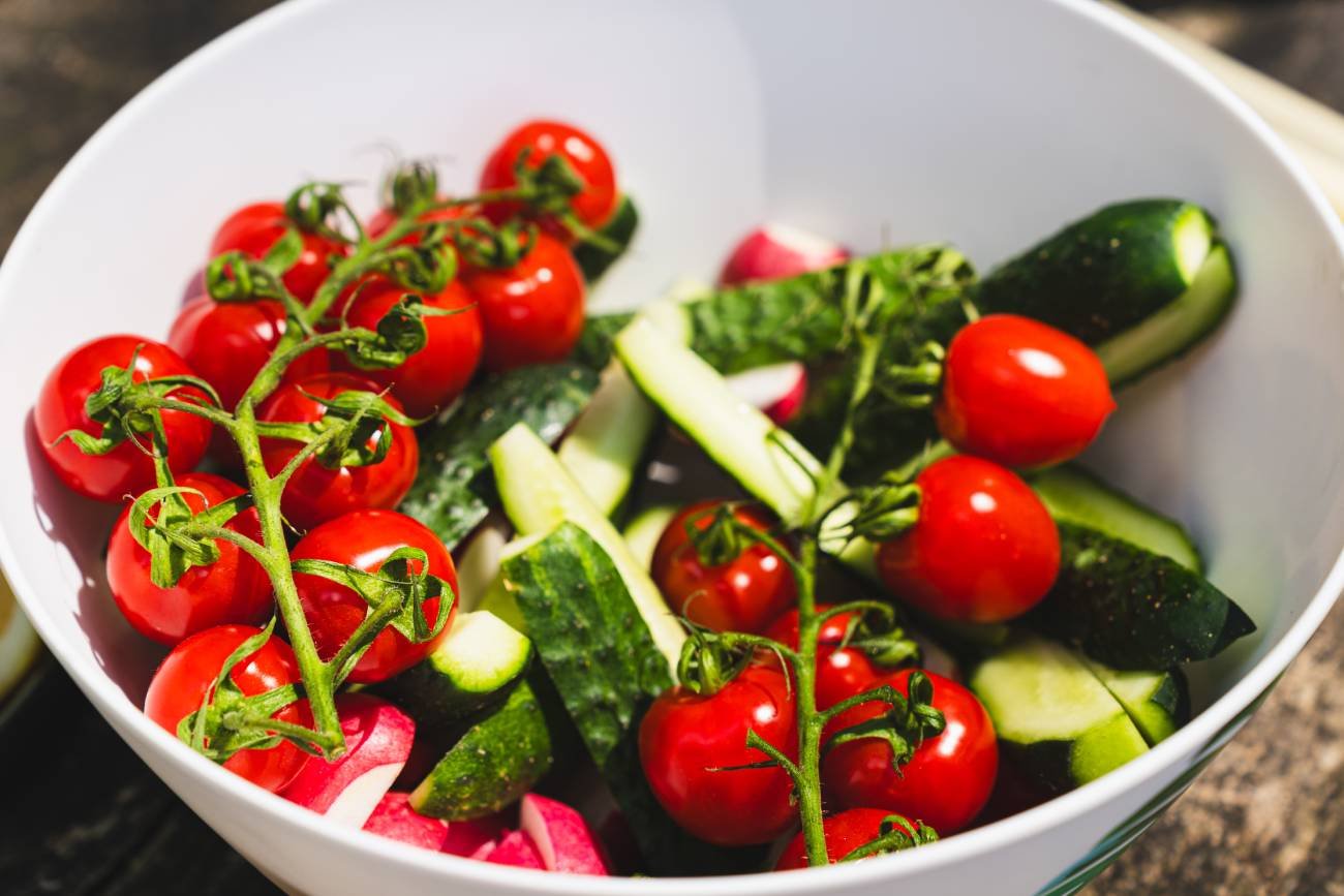 Pomidor i ogórek – czy to szkodliwe połączenie? Dietetyczka wyjaśnia