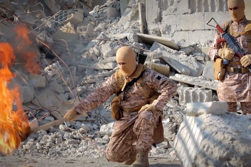 Terroryści z ISIS zamordowali więzionego jordańskiego pilota poprzez spalenie go żywcem.