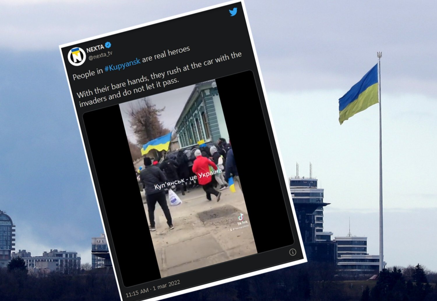 Mieszkańcy Kupiańska ruszyli w kierunku rosyjskiego pojazdu i próbowali go zatrzymać.