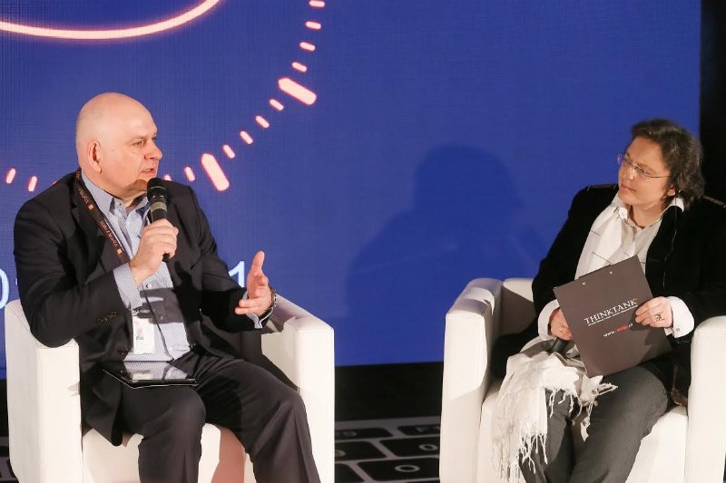 Piotr Muszyński, wiceprezes Orange Polska, podczas debaty eksperckiej na temat bezpieczeństwa cyfrowego w Miasteczku Orange