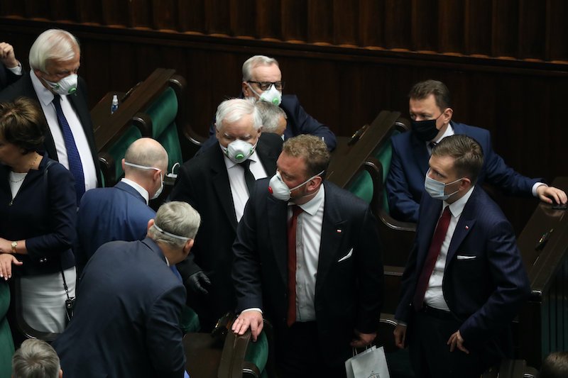 Sejm. Prezes PiS Jarosław Kaczyński w otoczeniu członków partii (06.08.2020).