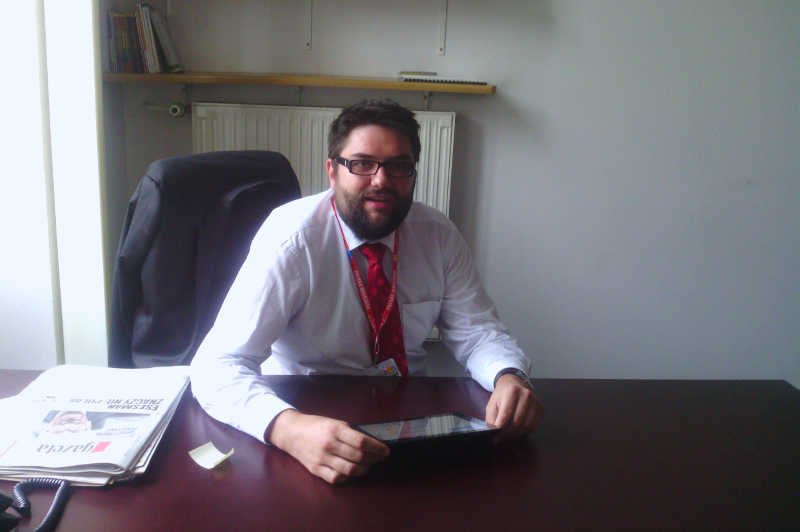 Jarosław Jóźwiak jako wiceszef Gabinetu Prezydent Warszawy i szef Centrum Komunikacji Społecznej zajmuje się gaszeniem pożarów spowodowanych przez urzędników.