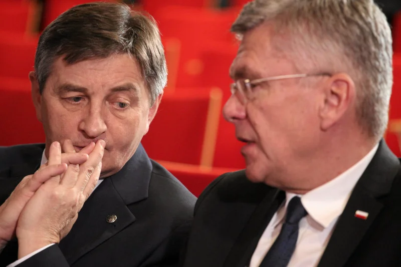 Dymisja Marka Kuchcińskiego nie zamyka afery z lotami.