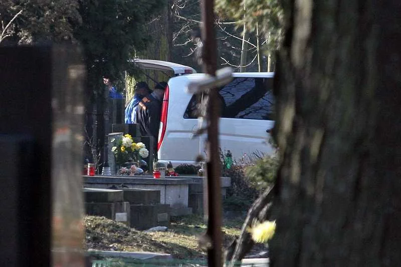 Ekshumacja ciała Janusza Kurtyki na Cmentarzu Rakowickim w Krakowie
