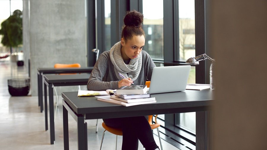 Większość polskich studentów uważa, że karierę zawodową najlepiej rozpocząć już na studiach.