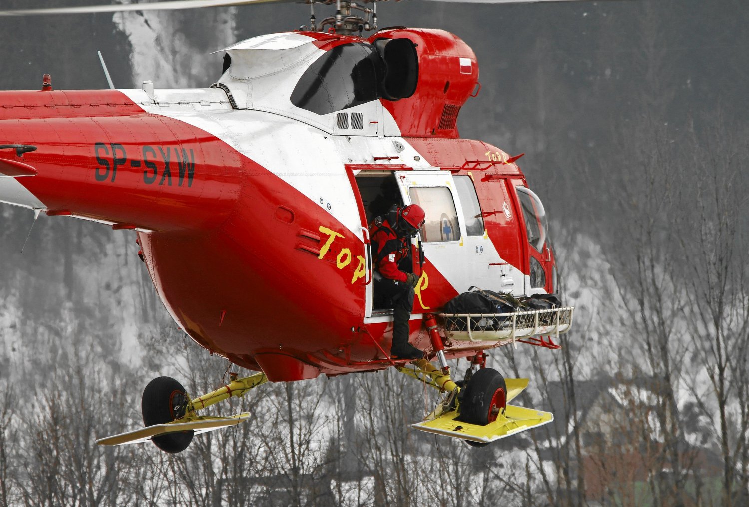 Ratownicy TOPR uratowali kobietę, która wybrała się w góry w dżinsach
