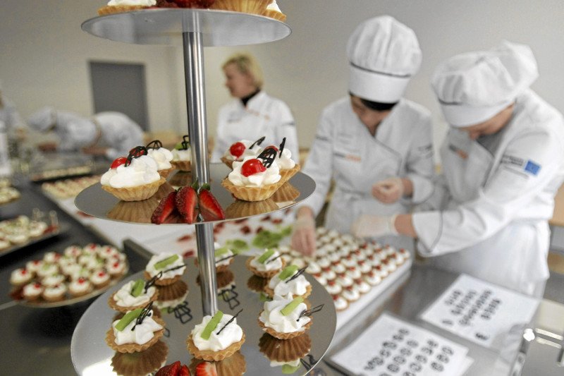 Rośnie zapotrzebowanie na fachowców. Absolwenci szkół zawodowych mają większe szanse na rynku pracy niż ludzie po kiepskich studiach.