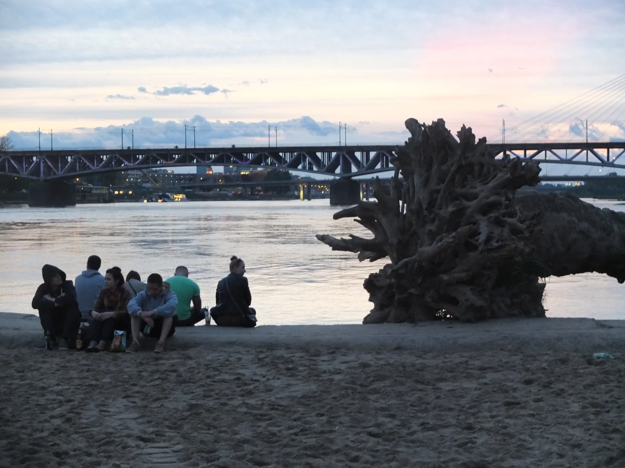 Plaża po praskiej stronie obok mostu Poniatowskiego - jedna z popularniejszych.