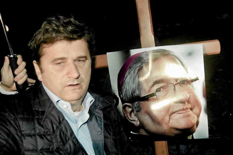 Janusz Palikot podczas pikiety pod kurią w Oliwie domaga się zmian w ustawie o in vitro (2010 rok)