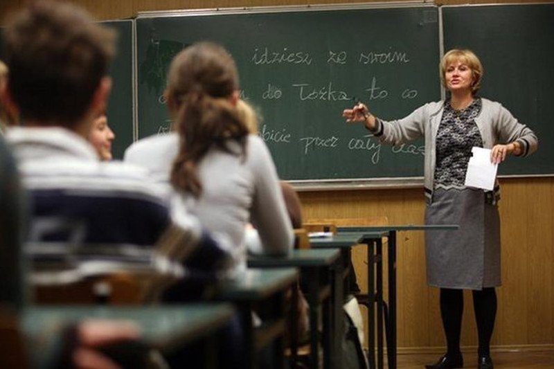 Polski nauczyciel spędza "przy tablicy" średnio 633 godziny w szkole podstawowej.