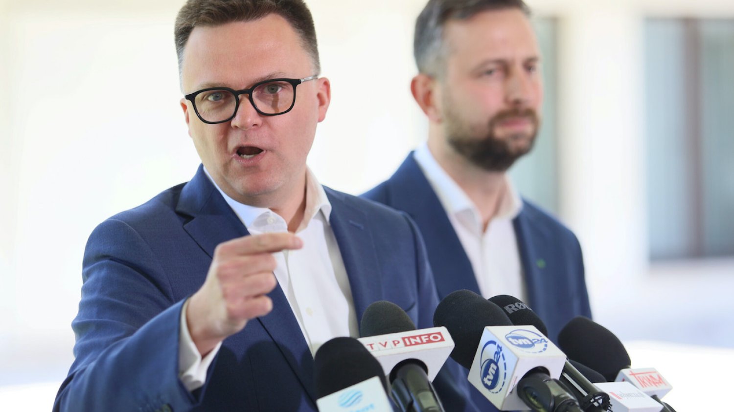Szymon Hołownia, lider Polski 2050. W tle Władysław Kosiniak-Kamysz, prezes PSL, które razem z partią Hołowni tworzy koalicję wyborczą Trzecia Droga. Szymon Hołownia, lider Polski 2050. W tle Władysław Kosiniak-Kamysz, prezes PSL, które razem z partią Hołowni tworzy koalicję wyborczą Trzecia Droga.