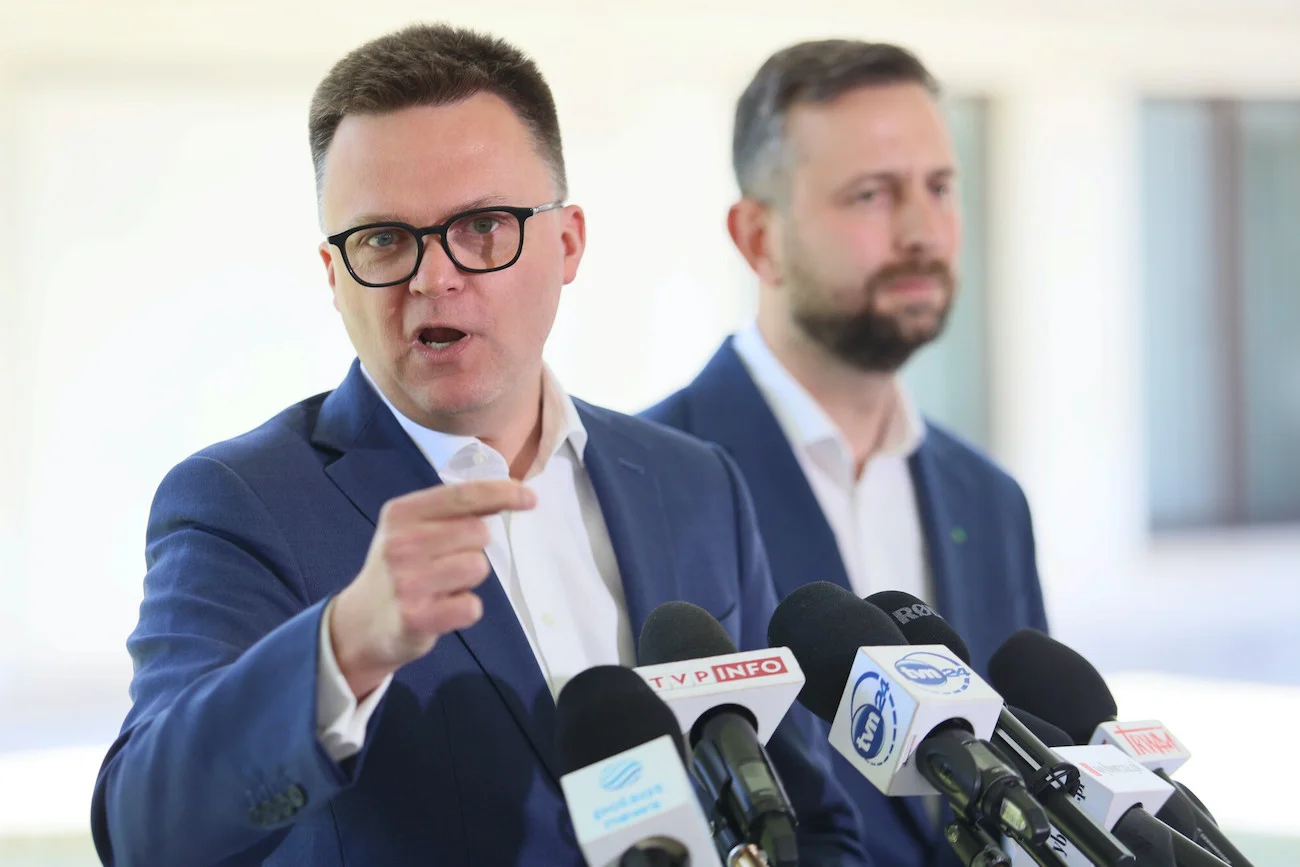 Szymon Hołownia, lider Polski 2050. W tle Władysław Kosiniak-Kamysz, prezes PSL, które razem z partią Hołowni tworzy koalicję wyborczą Trzecia Droga.