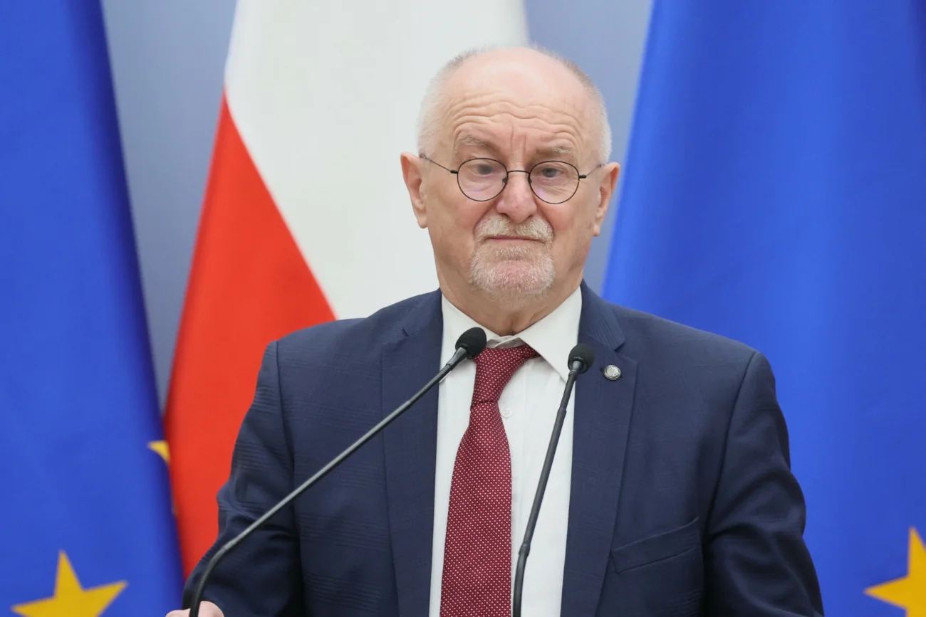 Brutalny atak na prof. Malickiego w centrum Warszawy. Napastnicy byli ubrani w mundury. Prof. Jan Malicki pobity w centrum Warszawy. "Atak nie był przypadkowy".
