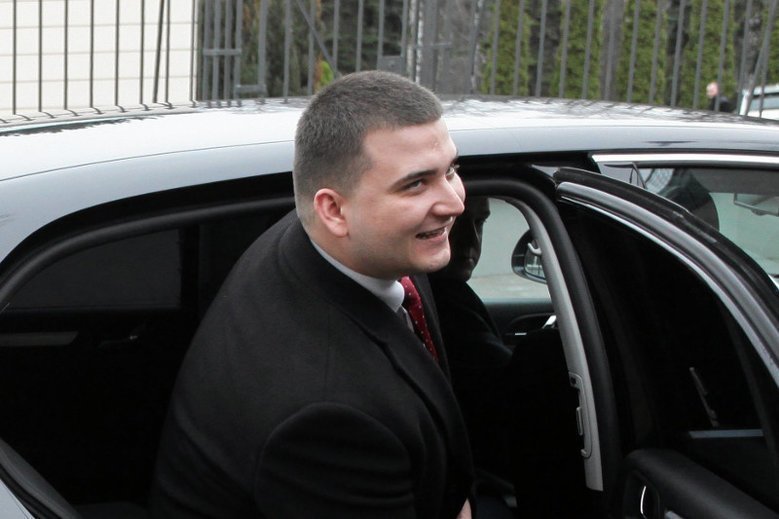 Bartłomiej Misiewicz pokazał prezent dla Antoniego Macierewicza.