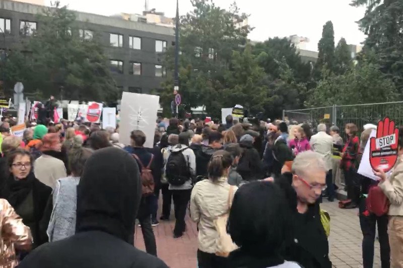 Pod Sejmem zbierają się przeciwnicy zaostrzania przepisów aborcyjnych.