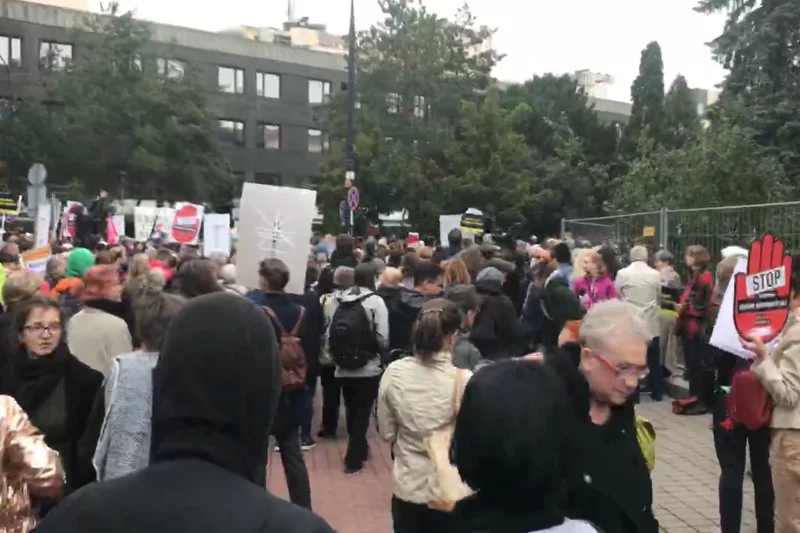 Pod Sejmem zbierają się przeciwnicy zaostrzania przepisów aborcyjnych.