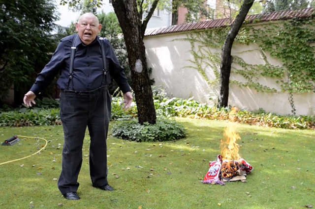 Jerzy Urban na filmie opublikowanym na YouTube pali biało-czerwony szalik.