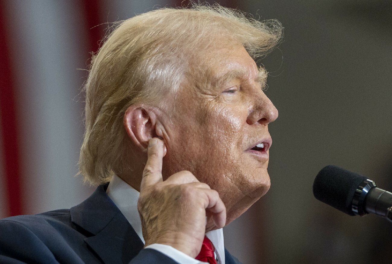 Donald Trump chodzi bez opatrunku. Tak wygląda jego ucho po postrzale.