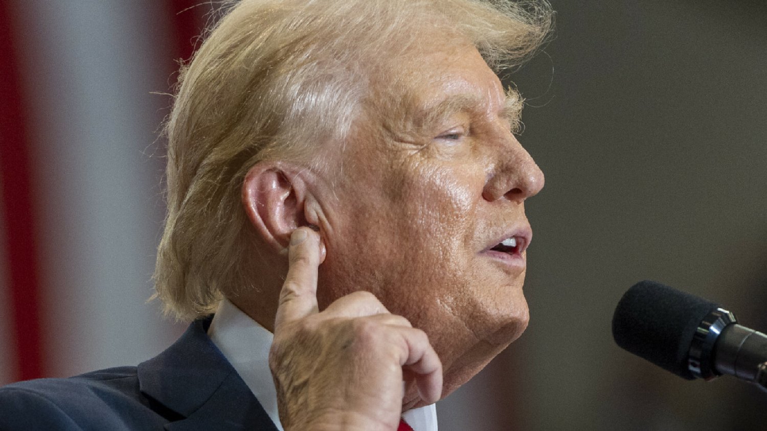 Donald Trump chodzi bez opatrunku. Tak wygląda jego ucho po postrzale.