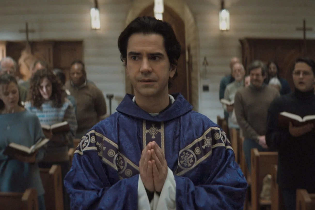 Hamish Linklater w roli księdza Paula w serialu "Nocna msza" ("Midnight Mass").