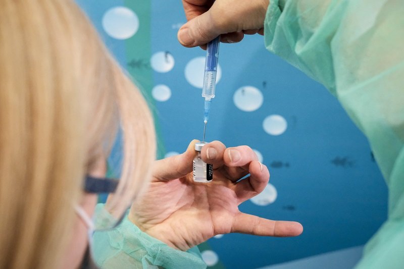 Słowacja zapowiada kary za szczepienia poza kolejnością.