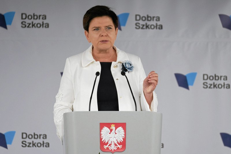 Premier Szydło obiecała podwyżki m.in nauczycielom, ale muszą poczekać. Inne grupy zawodowe czekać nie muszą