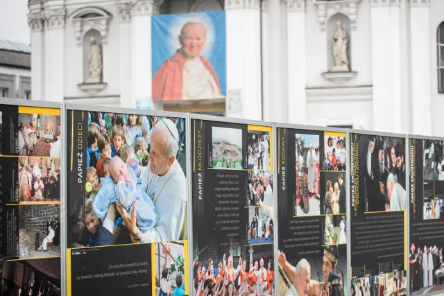 Nowy burmistrz Wadowic nie zdołał porozmawiać z proboszczami miejscowych parafii. Na zdjęciu: wadowicka wystawa poświęcona św. Janowi Pawłowi II