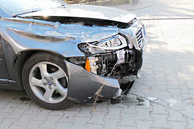 Pozorowane kolizje pozwoliły oszustom na zarobienie prawie 2 mln zł.