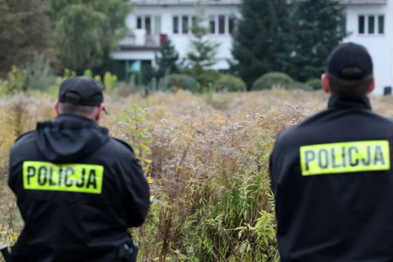 Policjanci stojący w polu