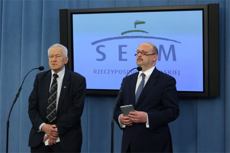 Mecenas Stefan Hambura (z prawej) mówi w "Fakcie" o domniemanej cichej koalicji PO i PiS w sprawie wyciszenia katastrofy smoleńskiej.