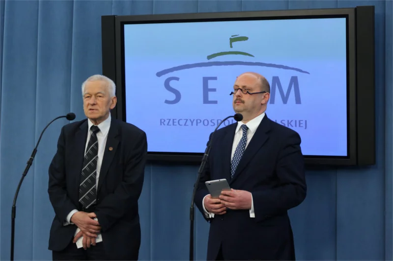 Mecenas Stefan Hambura (z prawej) mówi w "Fakcie" o domniemanej cichej koalicji PO i PiS w sprawie wyciszenia katastrofy smoleńskiej.