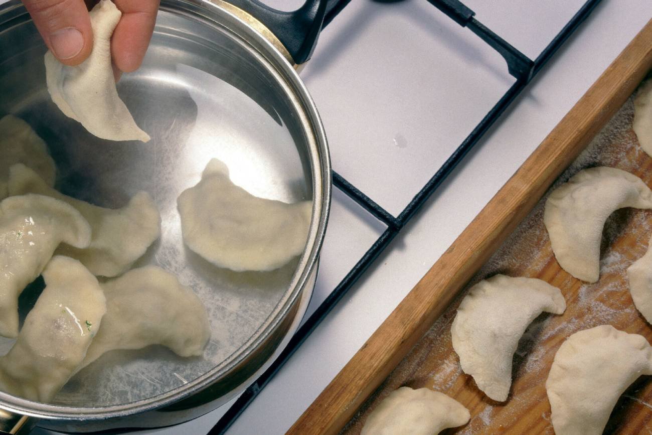 Jak ugotować mrożone pierogi? Nie rozpadną się