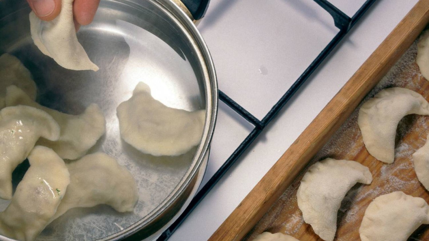 Jak ugotować mrożone pierogi? Nie rozpadną się