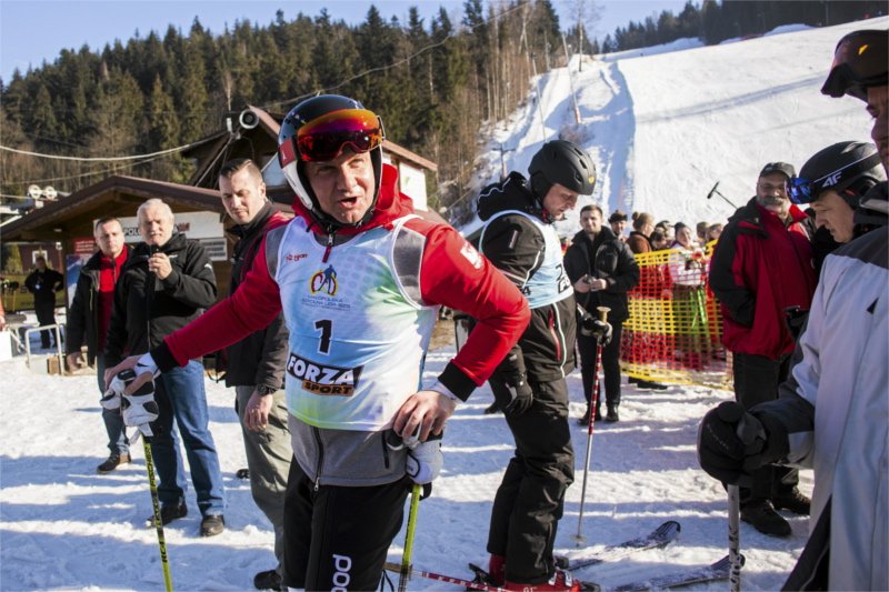 Andrzej Duda w swojej kancelarii ma zatrudnionego doradcę, który jest przy okazji trenerem narciarstwa. Wiemy, ile zarabia.