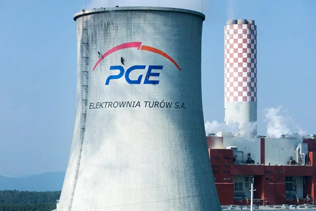 Aktywiści Greenpeace'u wspinają się na komin Elektrowni Turów w Bogatyni