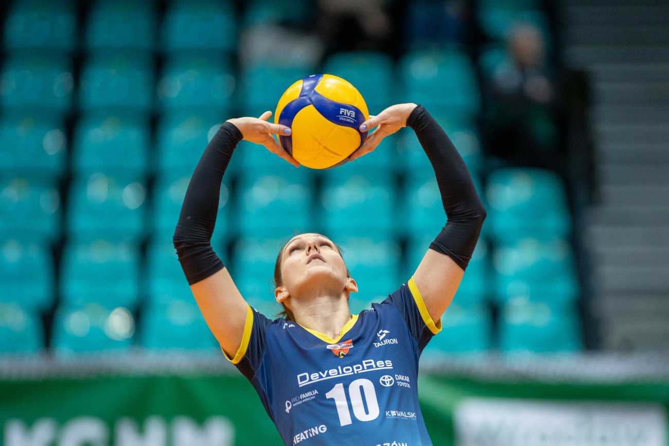 Siatkarki Developresu Rzeszów musiały ściągnąć opaski symbolizujące wsparcie dla Ukrainy na życzenie CEV.