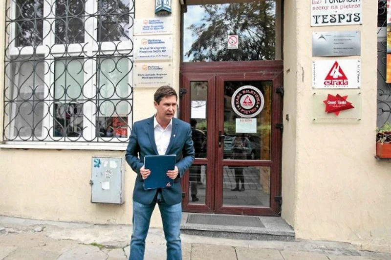Wybory parlamentarne 2015. Filip Wiśniewski przed biurem Rafała Grupińskiego z PO.
