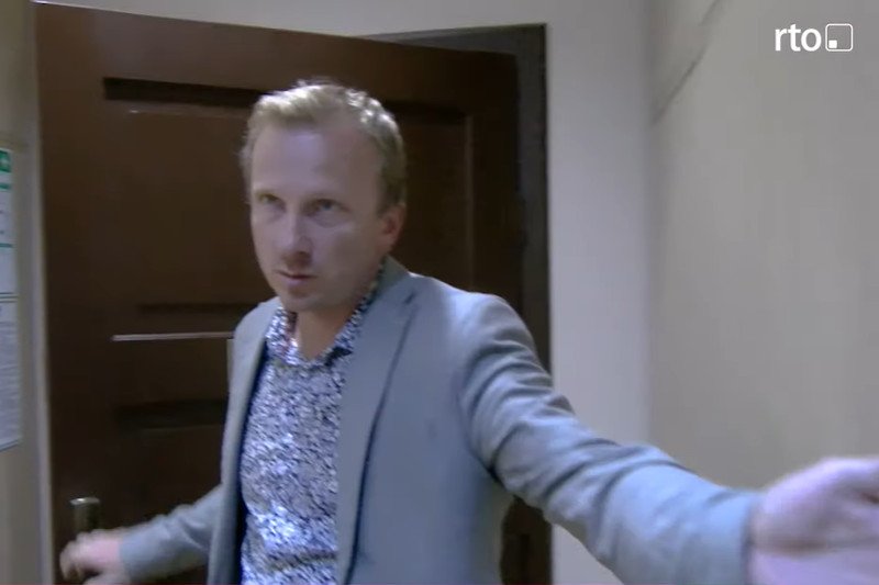 Prokurator Sebastian Litwin wyrzucił dziennikarza za drzwi, nie odpowiadając na żadne z jego pytań.