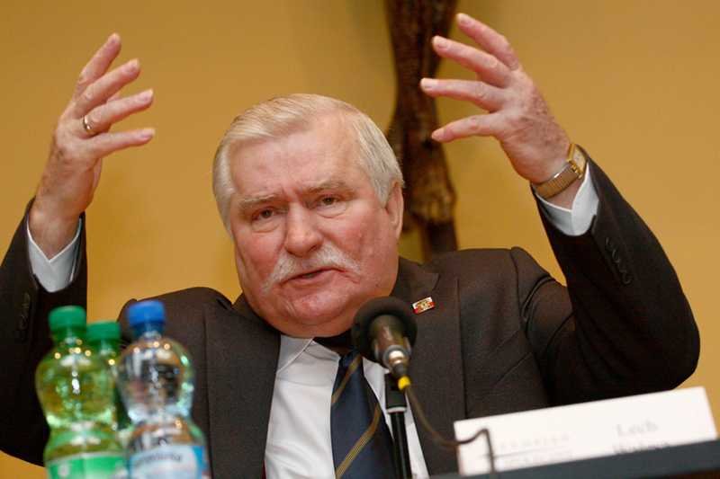 Lech Wałęsa mówi, że homoseksualiści powinni siedzieć w ostatnich rzędach w sali sejmowej.
