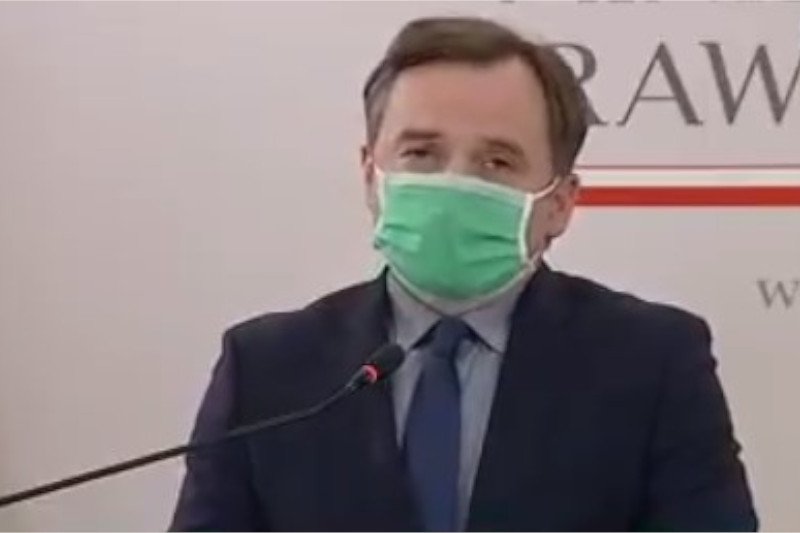 Minister Ziobro zapowiedział, że jego resort zajmie się lekarzami, którzy uciekli z DPS-ów.