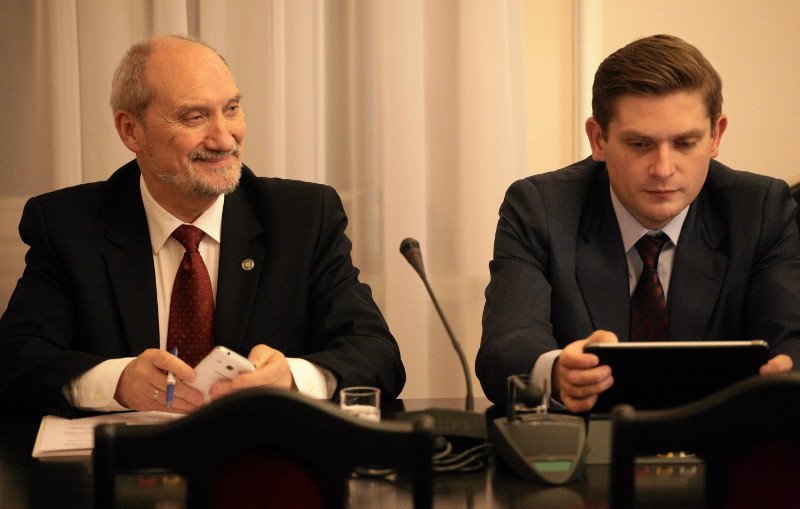 Minister obrony Antoni Macierewicz i wiceminister Bartosz Kownacki podczas posiedzenia sejmowej komisji obrony.