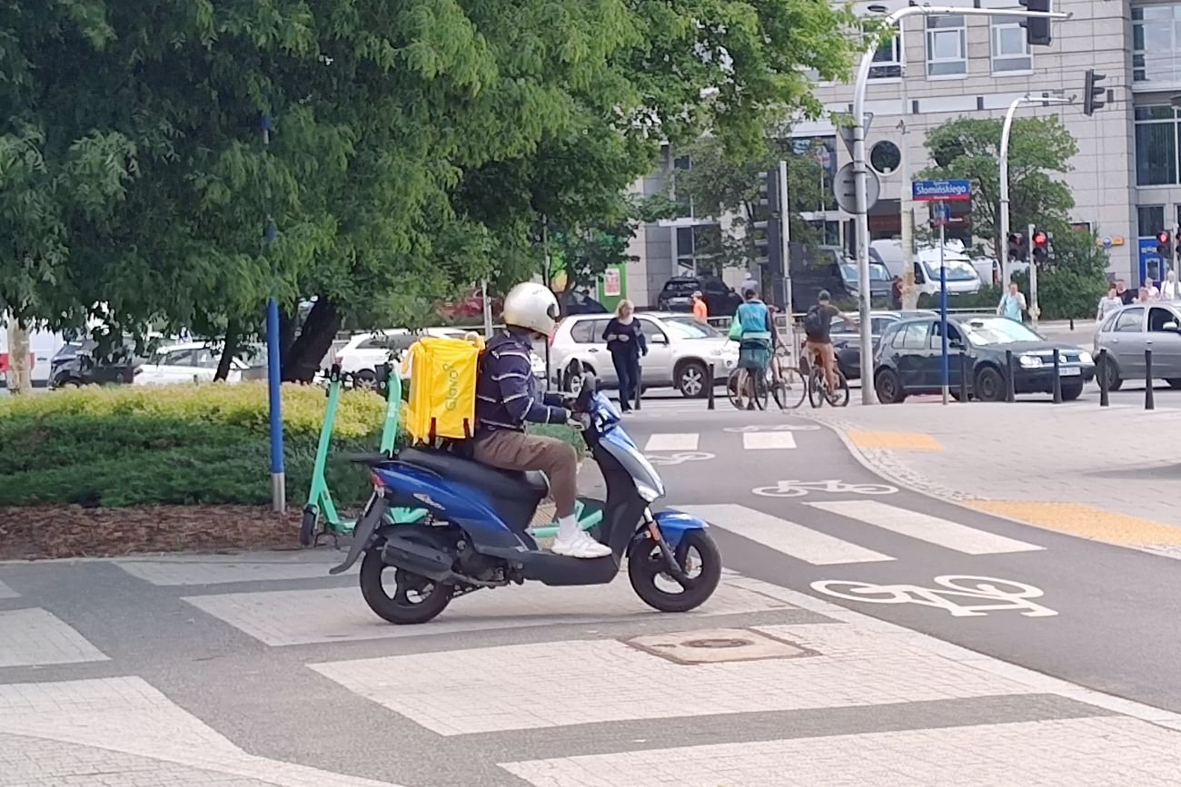 Dostawcy na skuterach wybitnie lekceważą przepisy oraz bezpieczeństwo swoje i innych