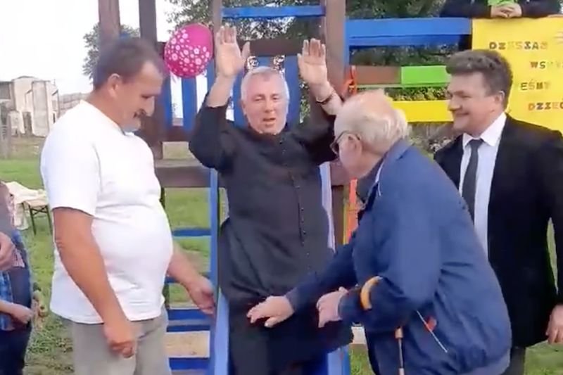 Ksiądz sam wypróbował nową zjeżdżalnię.