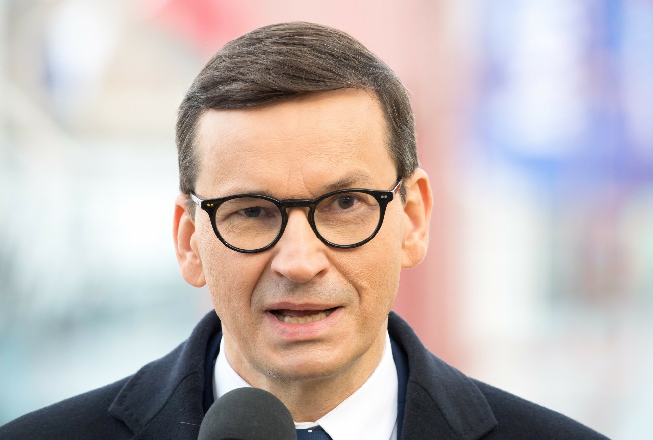 Mateusz Morawiecki obniży ceny paliw. Skorzysta z pomysłów Tuska i Hołowni?