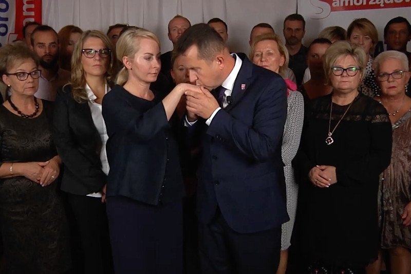 Prezydent Legionowa Roman Smogorzewski prezentuje film z przeprosinami za seksistowskie wypowiedzi.