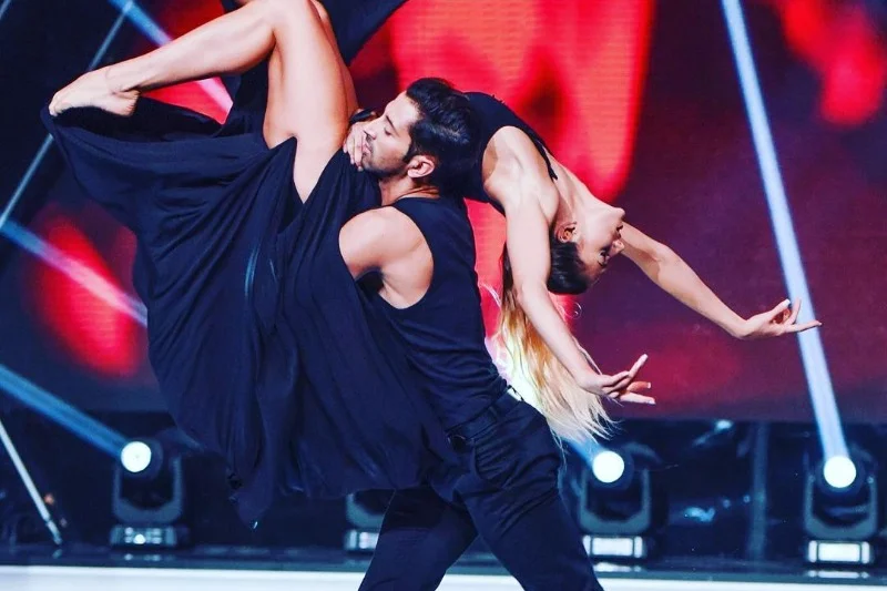 Santi to człowiek orkiestra - tańczy, tworzy choreografie i reżyseruje. Wszystko z sukcesami!
