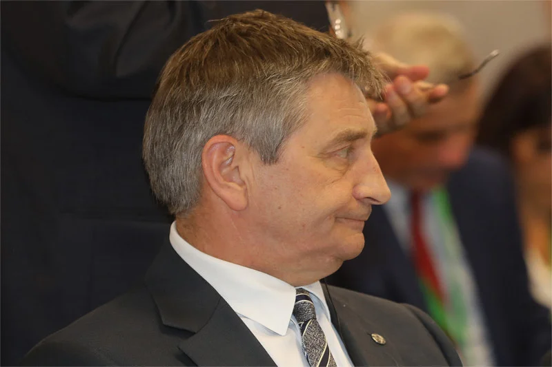 Kuchciński znalazł sposób na wyjcie z twarzą z afery z lotami.