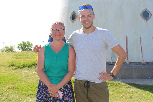 Artur i Mare - lokalna aktywistka.
